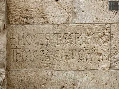 Una curiosit�. Su tutto il prospetto sono incisi dei nomi: sono quelli di alcuni defunti, devoti in vita a San Gregorio